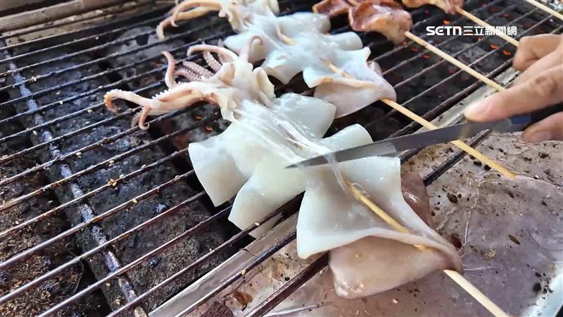 獨／買烤魷魚「軟骨沒拔掉」　攤商回應了