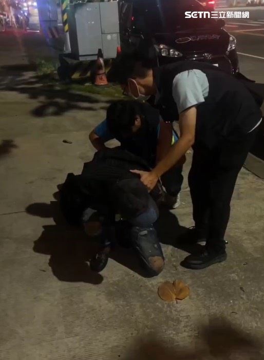 推人的男子趁亂逃逸後，事後被警方逮捕。(圖/台鐵提供)