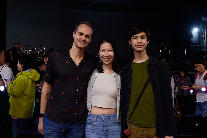 蘇珮卿（中）闔家朝聖張信哲演唱會。（圖／潮水音樂提供）