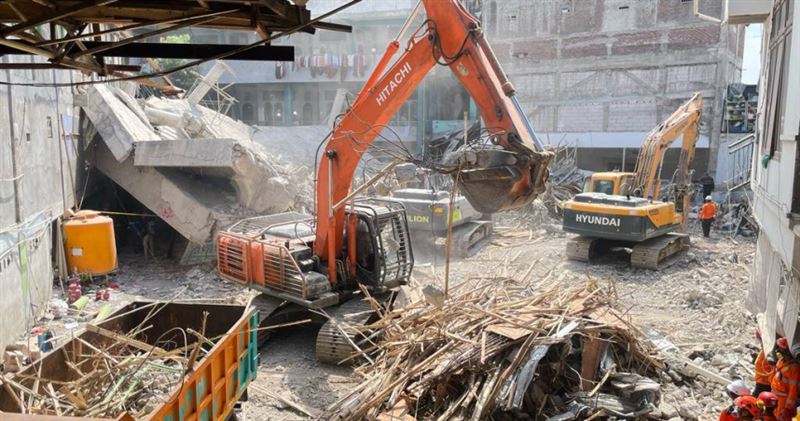 印尼一間伊斯蘭寄宿校舍違建倒塌。（圖／達志／美聯社）