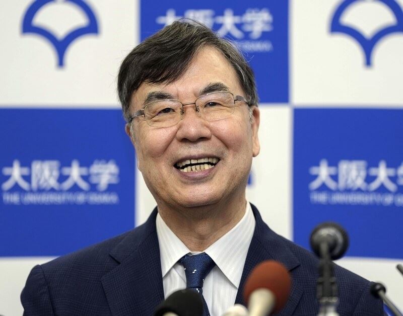 日本免疫學家坂口志文獲得諾貝爾醫學獎，6日在大阪大學召開記者會時展現笑容。（共同社）