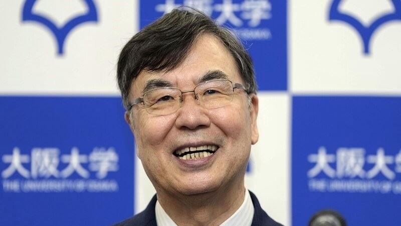 日本免疫學家坂口志文獲得諾貝爾醫學獎，6日在大阪大學召開記者會時展現笑容。（共同社）