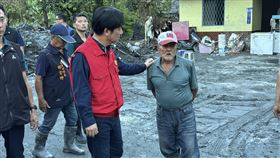 賴總統再赴光復勘災　為災民打氣（1）總統賴清德（右2）5日再度前往花蓮縣光復鄉勘災，關心受災戶復原情形，並為眾人打氣，允諾中央一定會陪伴民眾度過難關。中央社記者張祈攝　114年10月5日