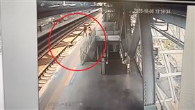 他無票硬闖！台鐵五權站務員遭推落軌　「差6秒險變肉泥」驚悚瞬間曝光（圖／台鐵提供）