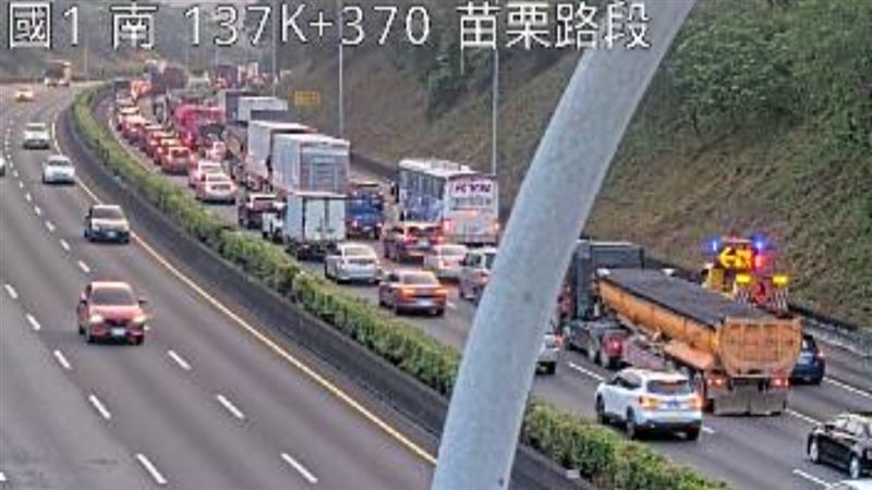 2車追撞事故。造成後方壅塞。(圖/翻攝自1968APP)