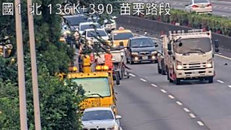 國道一號北向，136.7公里處，今天（7日）清晨6時許，驚傳2車追撞事故。（圖／翻攝自1968APP）