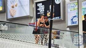 9月26日下午5點左右，莫允雯（左）和女性友人（右）現身台北內湖的大賣場購物，看起來十分悠閒。