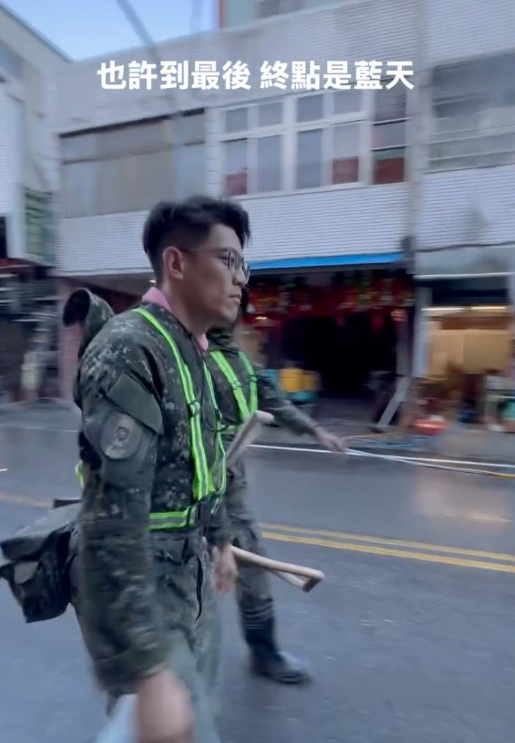 災區小女孩興奮跟國軍擊掌，軍人將迷彩漁夫帽戴到小女孩頭上。（圖／翻攝自Threads）