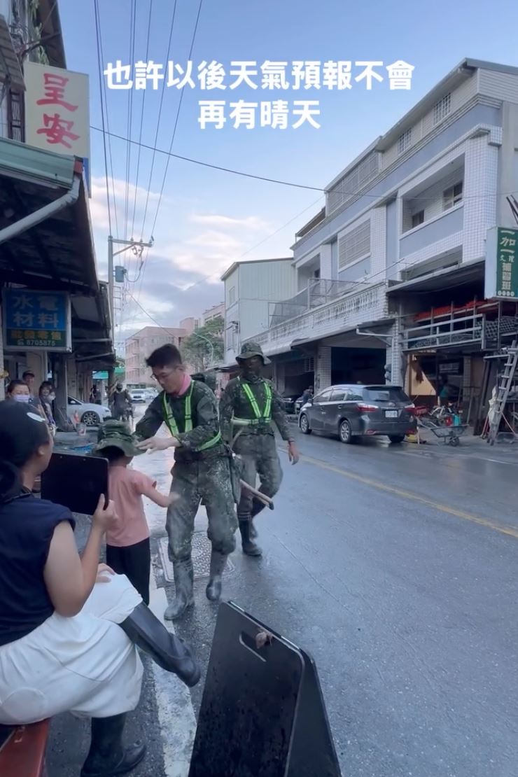 災區小女孩興奮跟國軍擊掌，軍人將迷彩漁夫帽戴到小女孩頭上。（圖／翻攝自Threads）