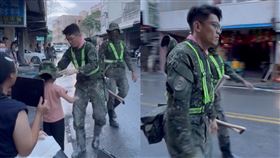 災區小女孩興奮跟國軍擊掌，軍人將迷彩漁夫帽戴到小女孩頭上。（圖／翻攝自Threads）