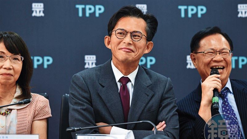黃國昌狗仔斂財！偕王鴻薇助理兜售偷拍照