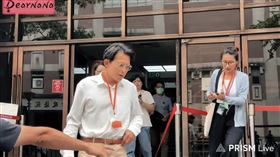 謝幸恩（右）請辭相關職務後，黃國昌（左）仍不斷力挺謝是非常優秀的記者，甚至因謝被提告而嗆聲《中央社》。（翻攝DearNaNa YT）