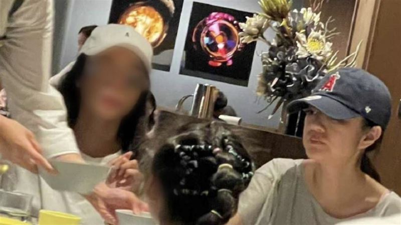 直擊安以軒素顏聚餐　化身虎媽一招對付子