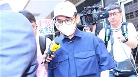 ▲黃子佼首度在媒體鏡頭前深深一鞠躬，似乎表達道歉之意。（圖／記者鄭孟晃攝影）