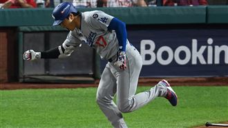 大谷翔平系列賽首安出爐　跑壘時振臂歡呼