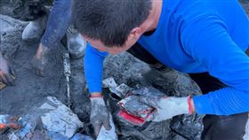 泥堆中狂翻，佛祖街屋主挖出「女兒的愛」感動5萬人。（圖／翻攝自Threads@yuuttin）