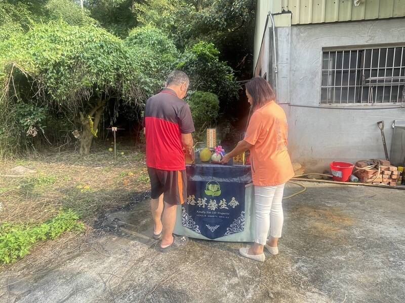 男子失蹤14月在自家果園成枯骨，快樂天堂基金會助喪葬事宜。（圖／縣議員張雪如提供）