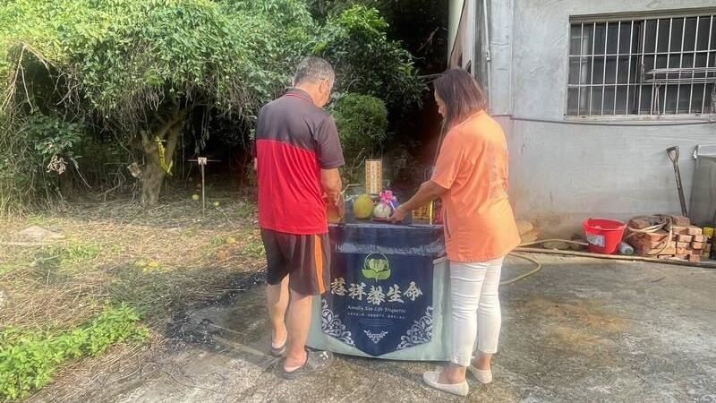 彰化男果園拜地基主，驚見弟穿紅衣陳屍廁所，已腐化成枯骨。（圖／張雪如議員提供）