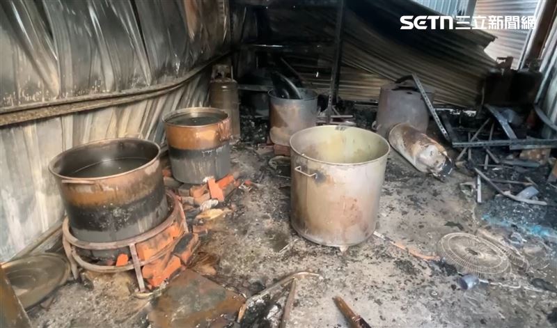 燻雞鴨的工具東倒西歪，鐵皮隔間被火燒到塌陷。（圖／翻攝畫面）