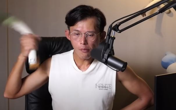 黃國昌直播中宣布要戒菸，但又說看民進黨又要搞什麼讓他壓力大到繼續抽。（圖／翻攝自黃國昌YT直播）