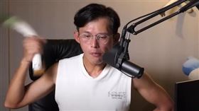 黃國昌直播中宣布要戒菸，但又說看民進黨又要搞什麼讓他壓力大到繼續抽。（圖／翻攝自黃國昌YT直播）