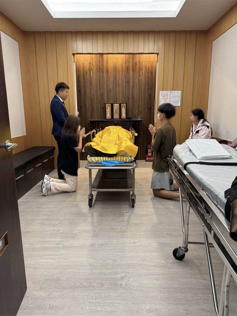 林鴻森的一雙子女淚別父親。（圖／翻攝自林奕華臉書）