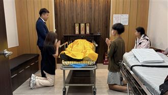救災超人「蓋往生布」感染亡 子女跪別