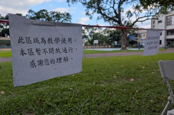 由於部分學校仍有物資收集與安置的功能，校園已設置「分隔線」做好動線規劃，以「不干擾師生上課」為主，彼此共存。（圖／翻攝畫面）