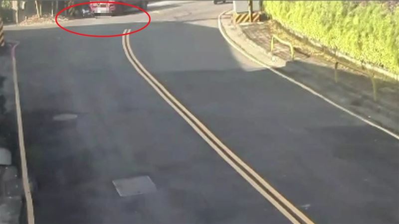 黃子佼駕駛賓士車行經新北市三重區一處巷口時與一名女騎士發生碰撞。（圖／翻攝畫面）