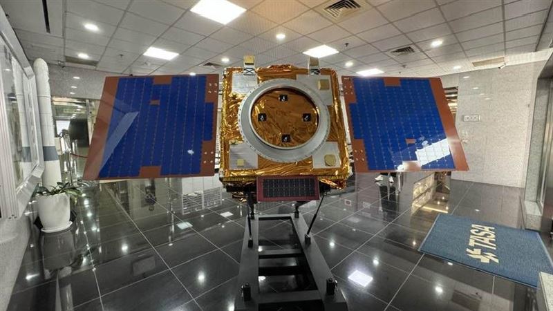 台灣第一個自製衛星星系「福衛八號」首顆衛星今日起運赴美，總統賴清德宣布命名為「齊柏林衛星」，象徵讓「看見台灣」的精神飛得更高。衛星將部署於561公里軌道，解析度小於一米，全面強化國土監測與環境守護能力。這不只是一次升空，更是台灣太空實力的集體起飛。（圖／記者師瑞德攝影）