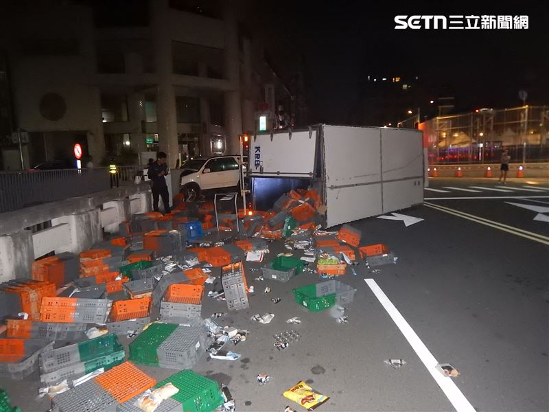 超商物流車遭攔腰衝撞翻覆，車內貨物散落一地。（圖／翻攝畫面）