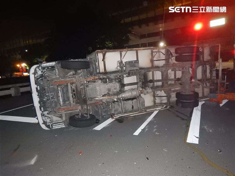 超商物流車遭攔腰衝撞翻覆，車內貨物散落一地。（圖／翻攝畫面）