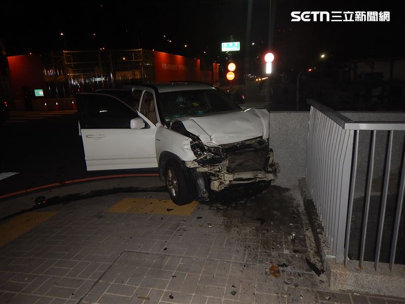 台中男酒駕載2友人外出，在路口撞翻物流車後，失控衝撞護欄。（圖／翻攝畫面）
