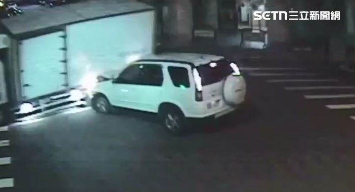 台中男深夜酒駕撞翻超商物流車，初估貨物財損約10萬元。（圖／翻攝畫面）