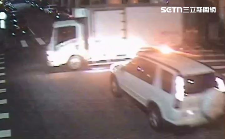 台中男深夜酒駕撞翻超商物流車，初估貨物財損約10萬元。（圖／翻攝畫面）