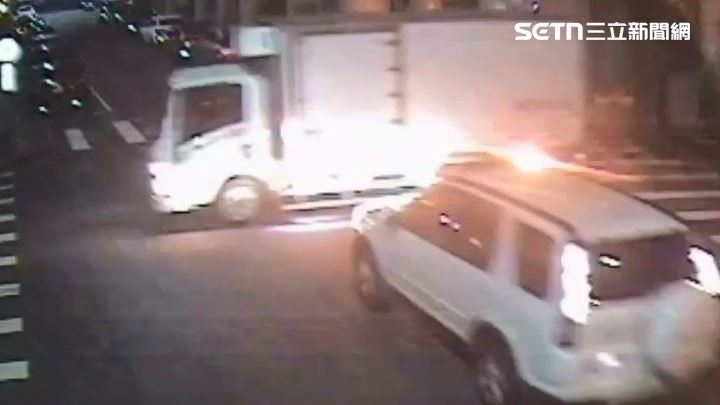 撞擊畫面曝！男酒駕「導彈式」撞翻物流車