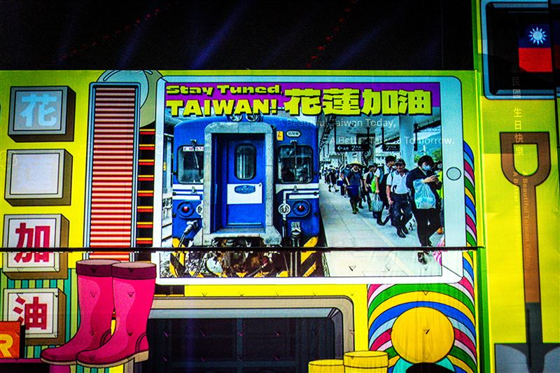 國慶光雕待機畫面，特別將鏟子超人救災畫面投影在總統府建築上。(圖／文總會提供)