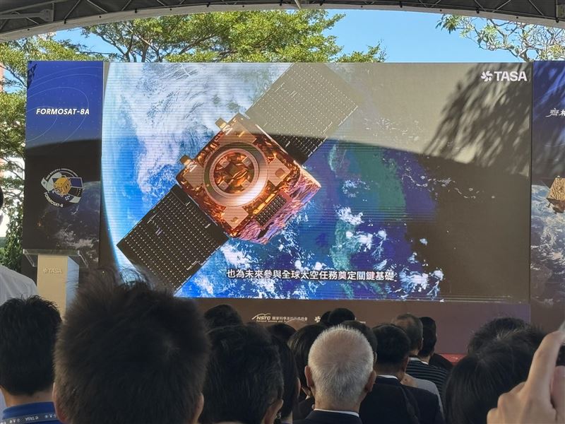 台灣第一個自製衛星星系「福衛八號」正式啟航，首顆衛星命名為「齊柏林」，象徵從空拍鏡頭延伸至太空視野。星系共八顆衛星，解析度最高可達0.9公尺，自製率達84%，將廣泛應用於環境監測、災害防救與國土規劃。這是科技與土地情感交織的一次升空，也是台灣太空產業的關鍵里程碑。（圖／記者師瑞德攝影）