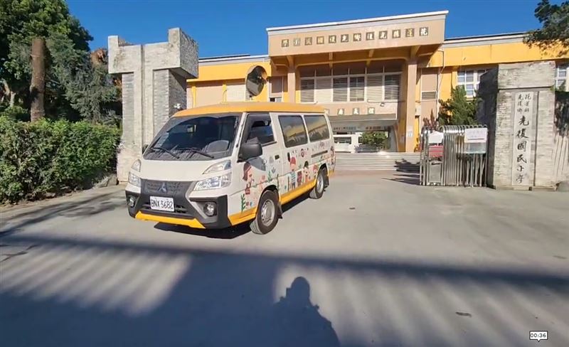 花蓮光復國小一早派出校車接交通不便的學生到校復課（圖／翻攝畫面）