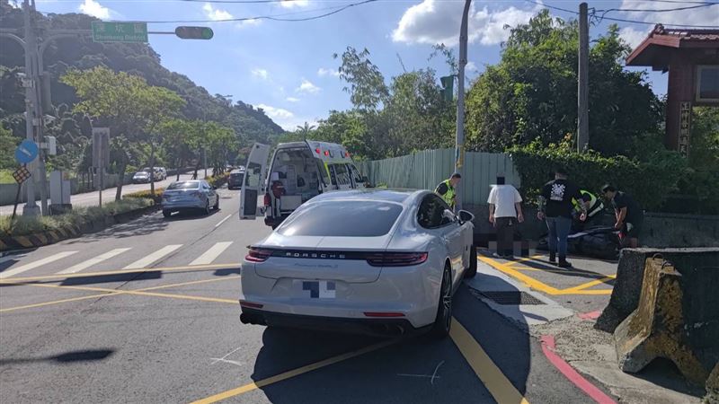 一輛保時捷右轉楓林路時與雙載機車發生事故，機車女乘客傷重不治。（圖／翻攝畫面）
