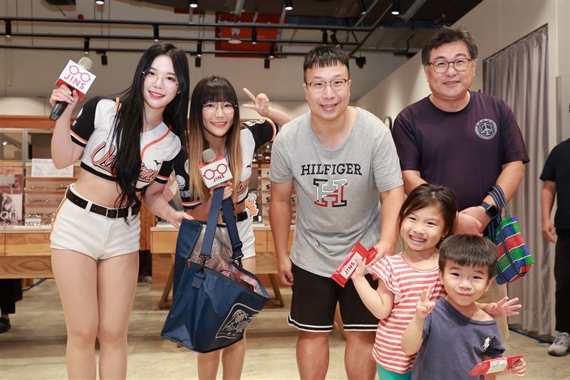 為了慶祝中秋節，JINS 特別加碼贈送堯平聯名的布朗尼。(圖／JINS提供)