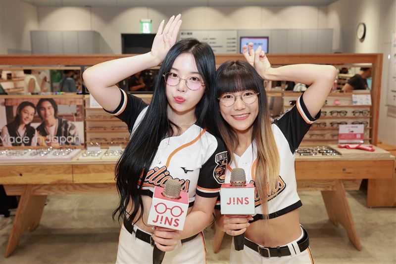 統一獅 Uni Girls 趙娟週、Yovia 用可愛的兔子手勢祝獅粉們中秋節快樂!(圖／JINS提供)