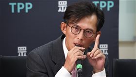 黃國昌回應跟拍議題民眾黨立法院黨團7日在黨團舉行記者會，主席黃國昌（圖）回應跟拍政治人物議題，強調台灣公益揭弊暨吹哨者保護協會，包括自己，給媒體的資料從來沒有收受任何一塊錢。中央社記者王騰毅攝  114年10月7日