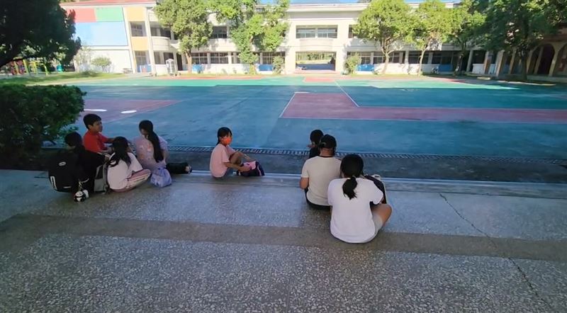 等了14天終於復課，花蓮光復國小最新情形，學生一早陸續回到校園準備上課（圖／翻攝畫面）