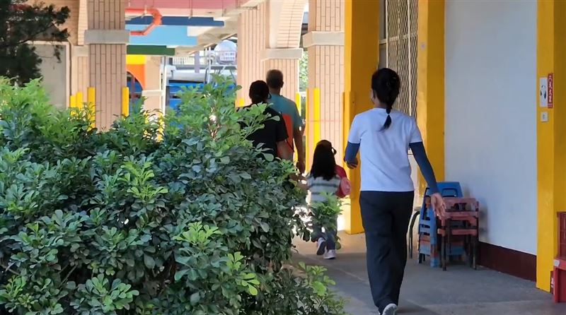 等了14天終於復課，花蓮光復國小最新情形，學生一早陸續回到校園準備上課（圖／翻攝畫面）
