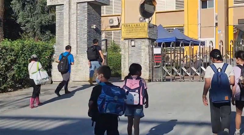 等了14天終於復課，花蓮光復國小學生一早陸續回到校園準備上課，令人不捨的是，仍有不少老師乾脆直接「穿著戰備裝、雨鞋」到校，手上還抱著大包小包的教學用品（圖／翻攝畫面）