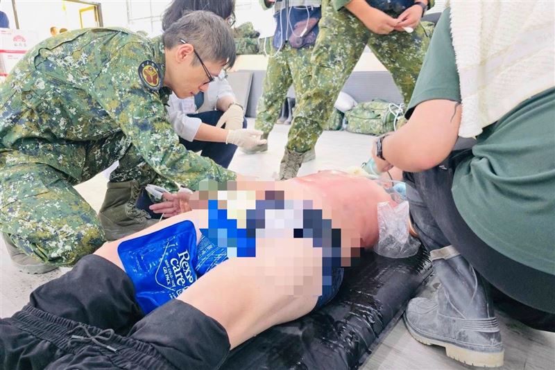 「鏟子超人」熱衰竭與死神搏命，醫護急搶救。（圖／國軍花蓮總醫院臉書）