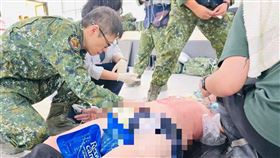 「鏟子超人」熱衰竭與死神搏命，醫護急搶救。（圖／國軍花蓮總醫院臉書）