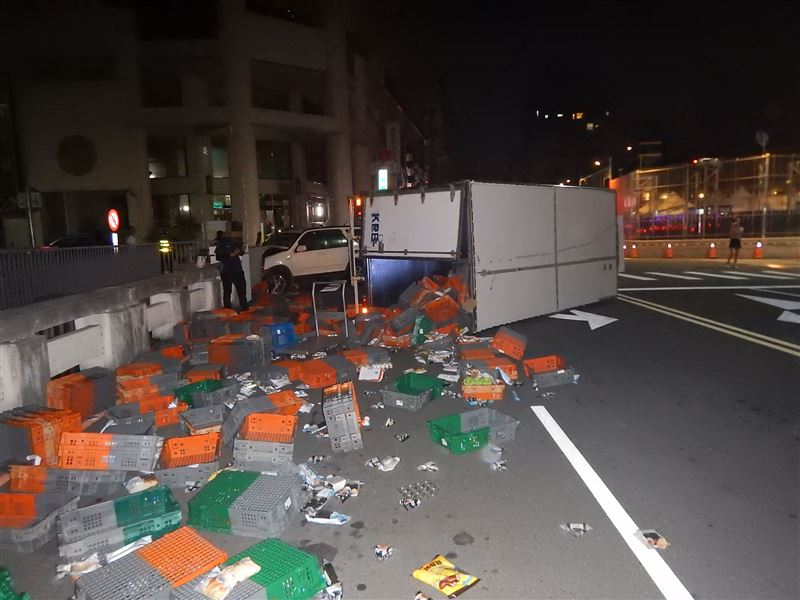 貨物車遭撞擊後車上貨物散落滿地。（圖／翻攝畫面）