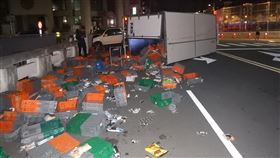 中秋飲酒狂歡竟酒駕載2友回家！撞翻貨物車又失控自撞　貨物散落滿地
